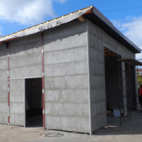 Garaż z płyt betonowych z dachem jednospadowym