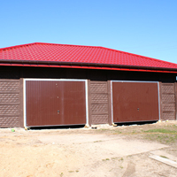 Gotowy przód garażu dwustanowiskowego z dachem wielospadowym