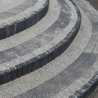 Wykonany taras z kostki betonowej w kształcie okręgu