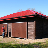 Dwustanowiskowy duży garaż z dachem kopertowym