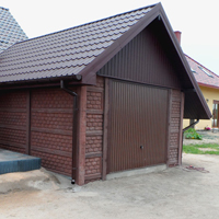 Garaż z kolorowych płyt betonowych z brązowym dachem