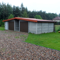 Duży podwójny garaż połączony jednym dachem zbudowany z płyt betonowych