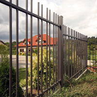 Ogrodzenie frontowe Onyks firmy Plastmet przed posesją - Cezbet Posada